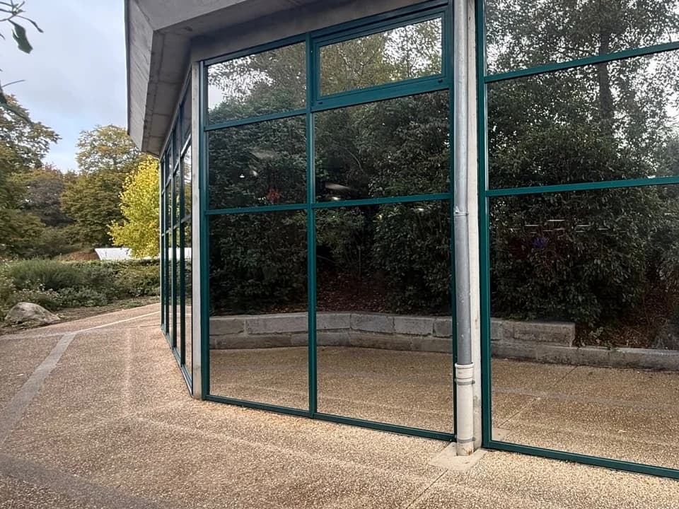 Façade vitrée du réfectoire Saint-Aspais à Melun après pose d’un film solaire extérieur réfléchissant