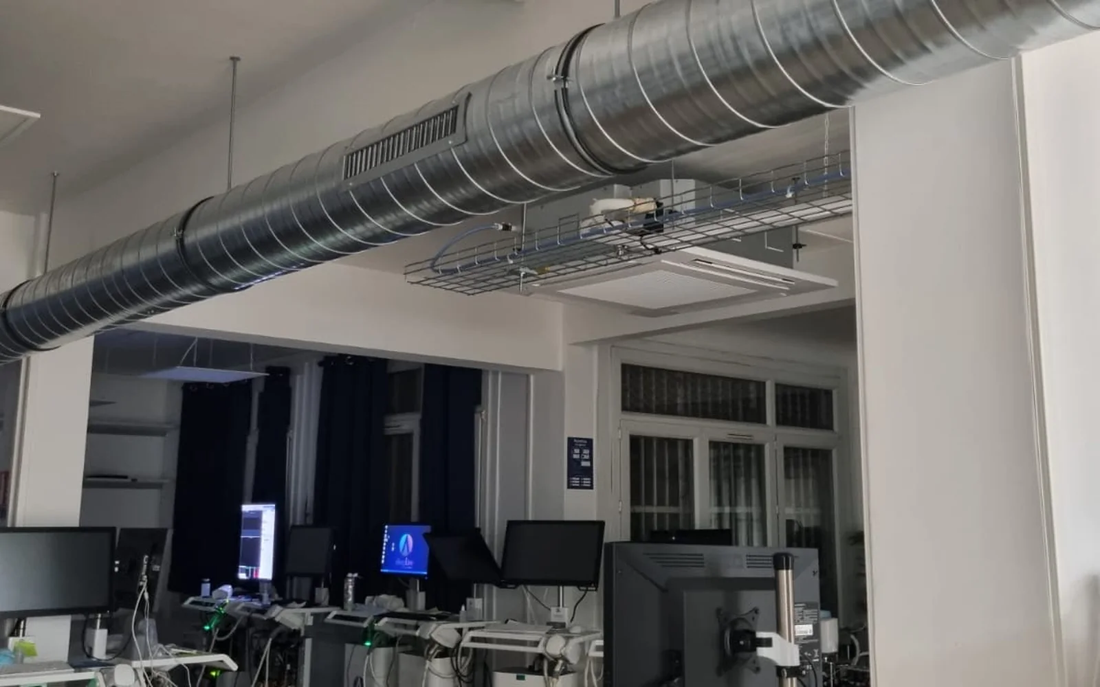 Réseau de ventilation circulaire apparent dans les bureaux Damae à Paris 13