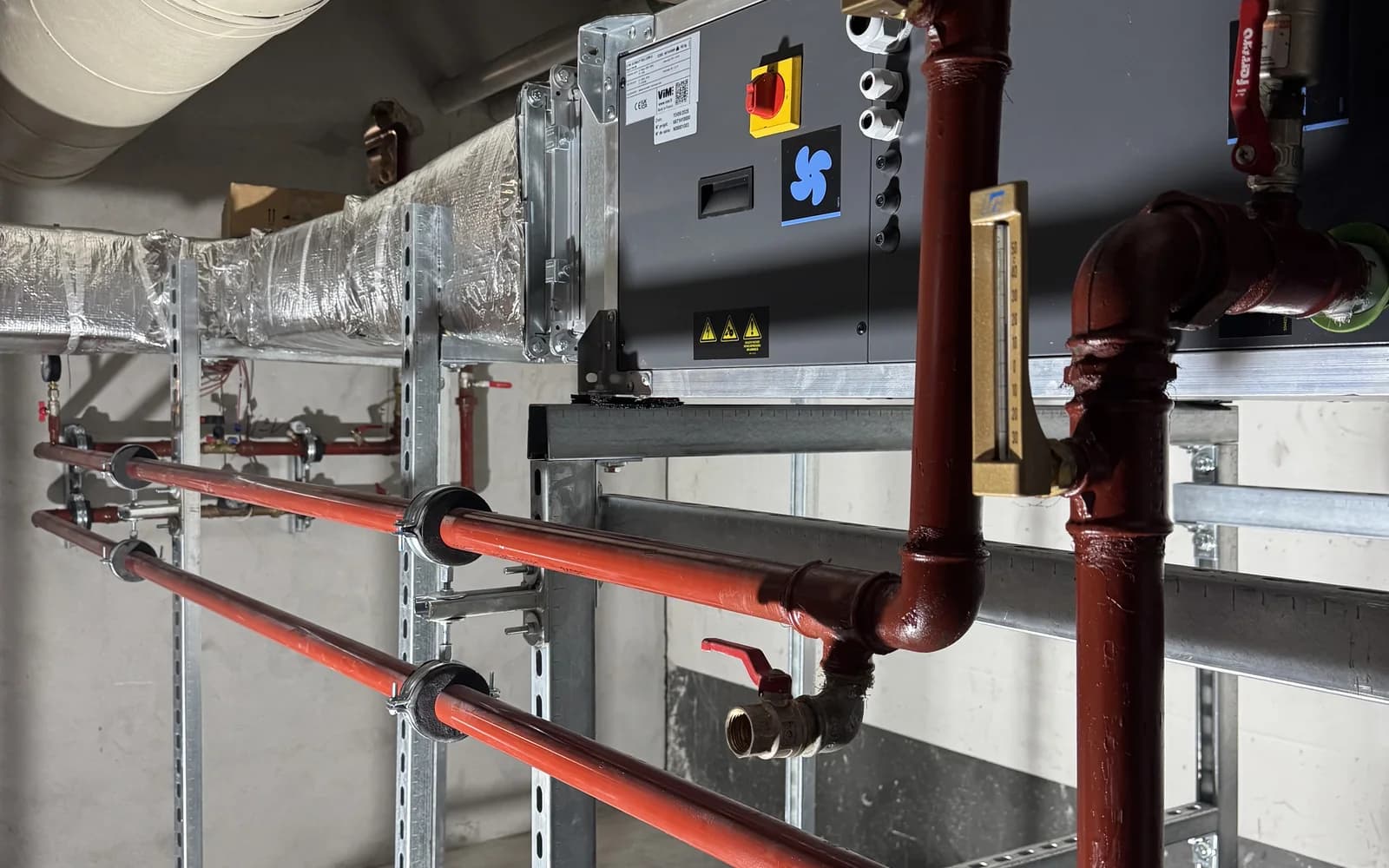 Réseaux hydrauliques rouges et CTA du local technique d’Orly
