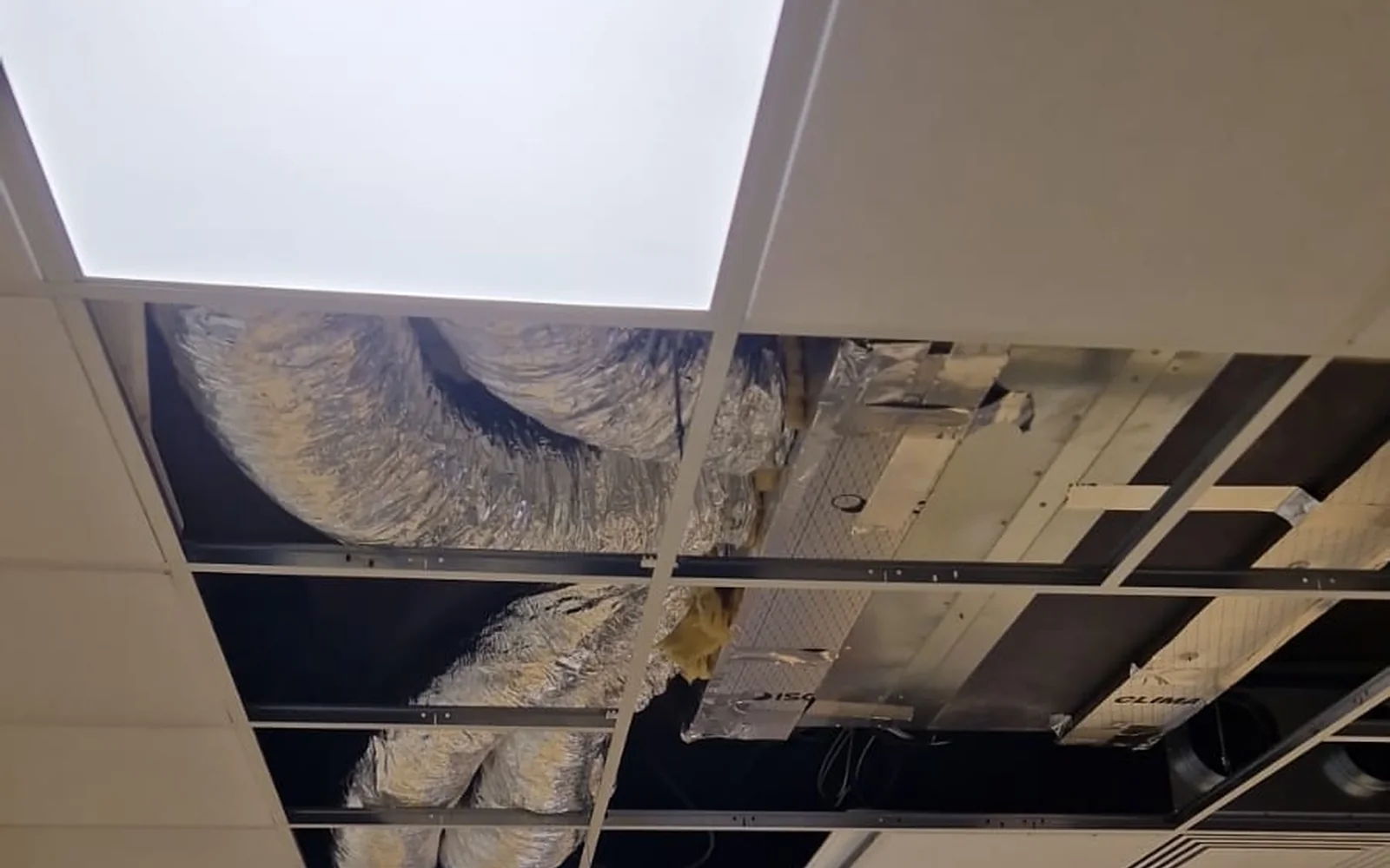 Réseaux de climatisation intégrés dans le faux plafond du self de Saint-Aspais