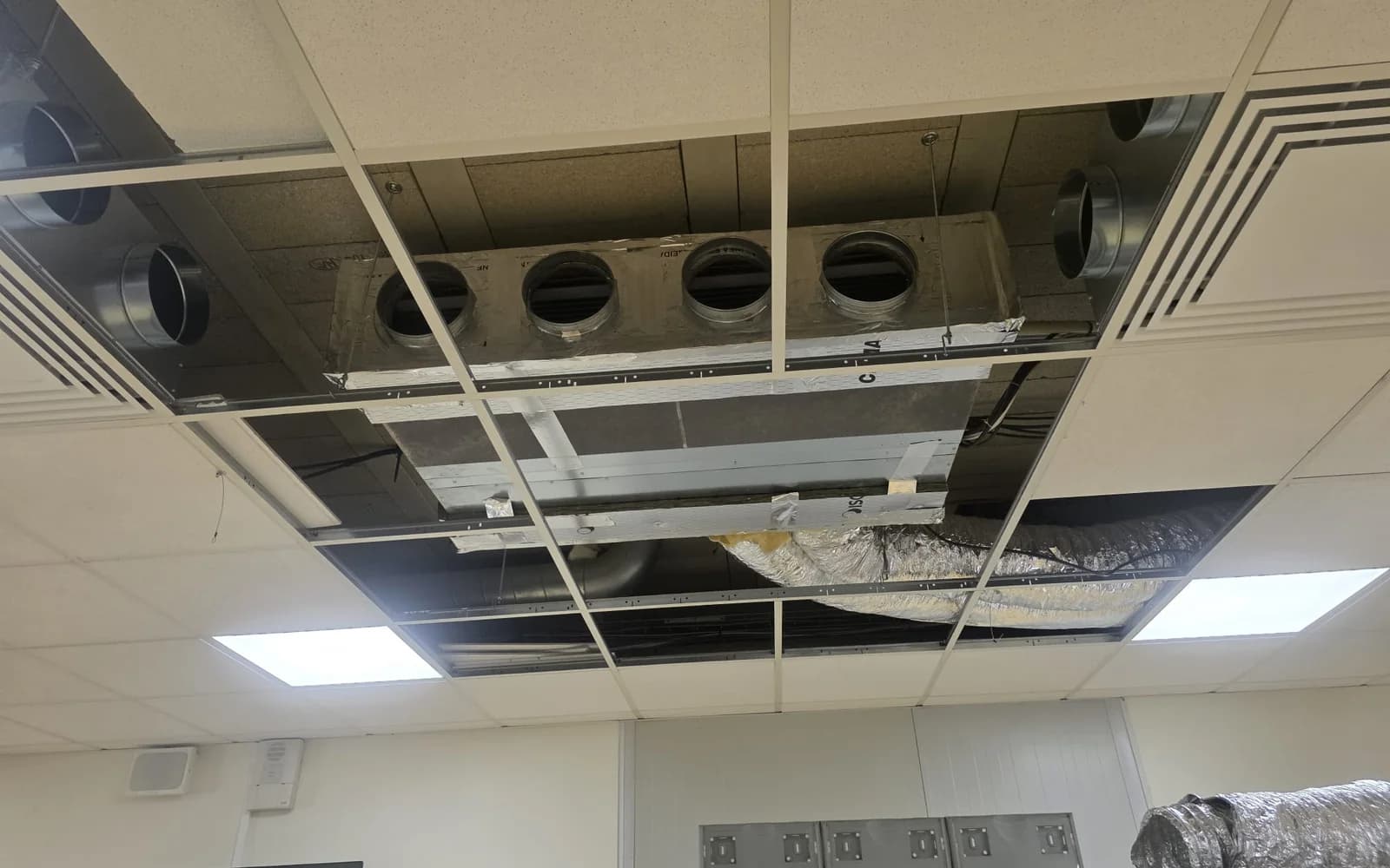 Unité gainable et plénums avant fermeture du faux plafond à Saint-Aspais